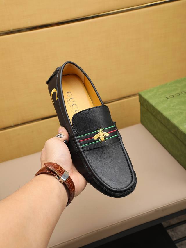 实价 ，品牌gucci，古奇官方原版豆豆鞋～四季潮鞋 专柜品质，古奇1:1优质做工，鞋面:进口原版荔枝纹牛皮、全真不掉色羊里，时尚懒人商务风设计，休闲乐福款，跑